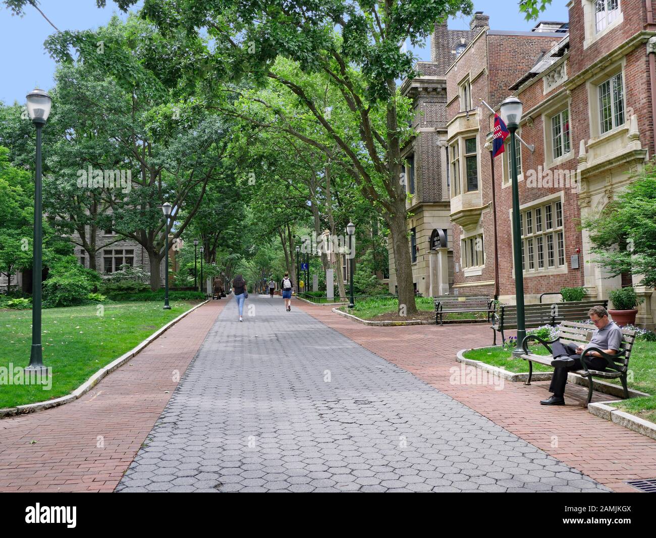 Philadelphia - MAI 2019: Baum gesäumter Weg, der als "Locust Walk" auf dem Campus der University of Pennsylvania bekannt ist Stockfoto