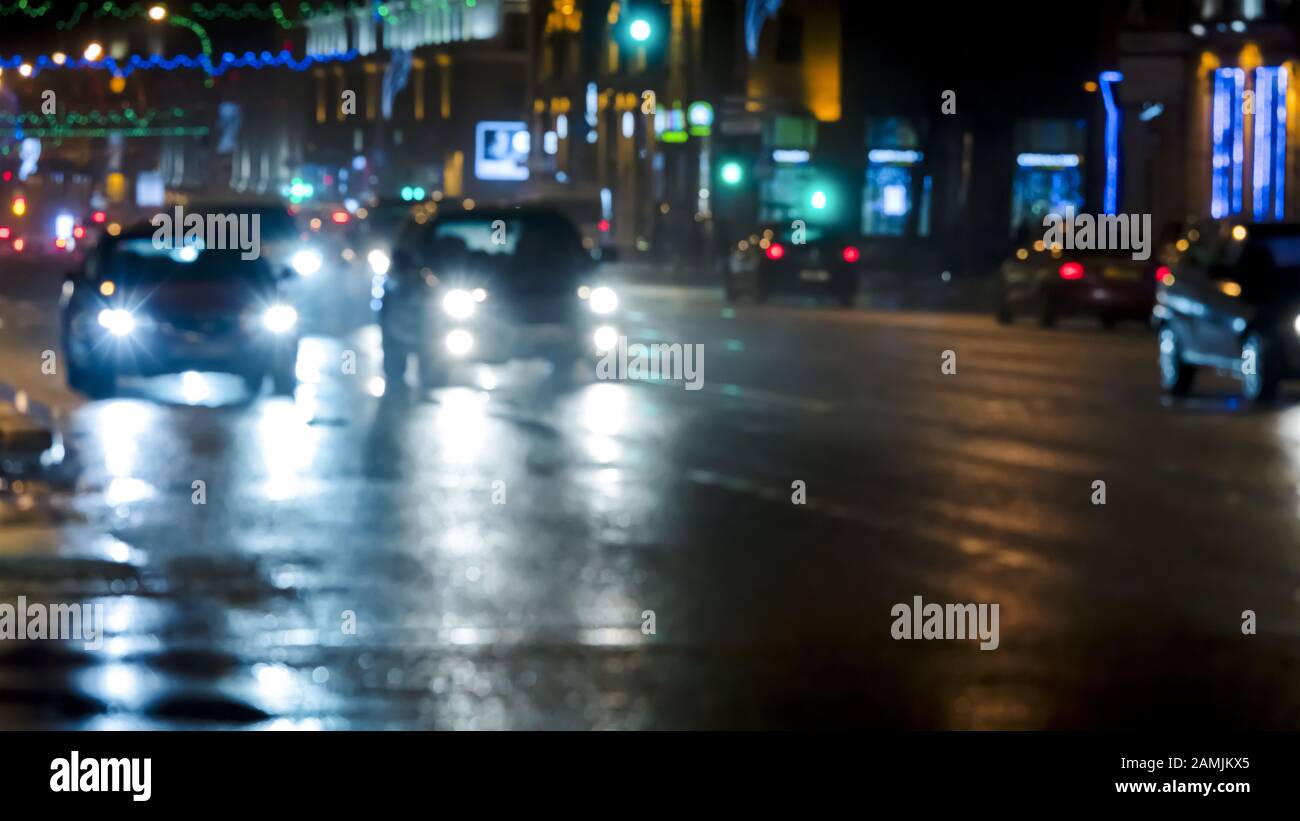 Nachts ist die Straße nicht im Fokus. Nachtverkehr mit dem Auto. Verschwommenes Foto Stockfoto