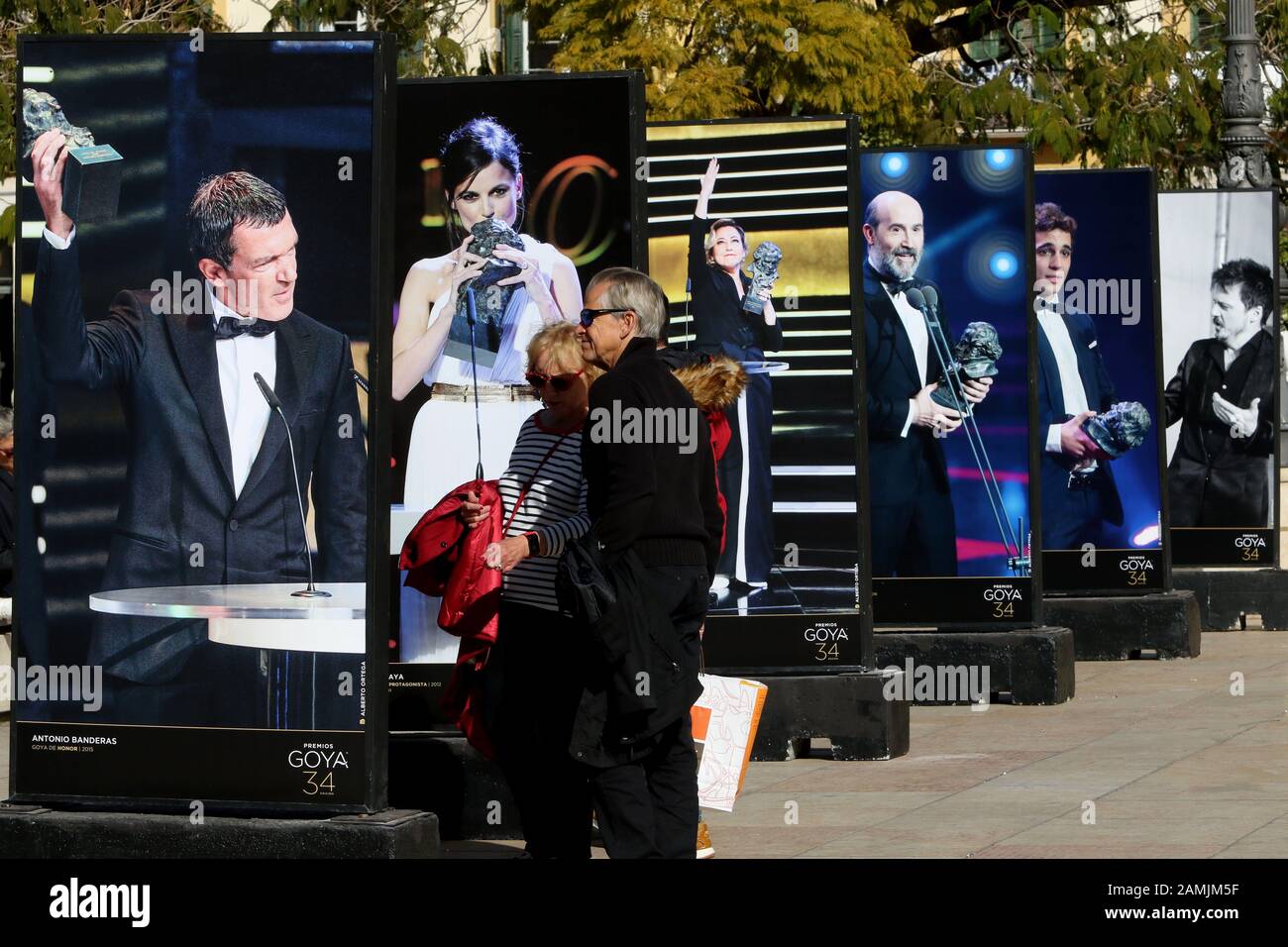 13. Januar 2020: 13. Januar 2020 (Málaga) Malaga kleidet sich an, um die Goya Awards zu erhalten die Plaza de la Merced begrüßt Fotos der aufregendsten Momente, die in früheren Ausgaben gelebt wurden. Die Stadtausstellung mit dem Titel "Die Emotionen des Goya" kann bis zum 30. Januar besichtigt werden. Es gibt 38 großformatige Schnappschüsse, in denen einige der Protagonisten dieser Auszeichnungen in den letzten Jahren verewigt wurden.Die große Nacht des spanischen Kinos findet am 25. Januar in Málaga statt. Dann wird es wieder einzigartige Momente geben, die in der Geschichte dieser Auszeichnungen für immer eingraviert bleiben werden. Stockfoto