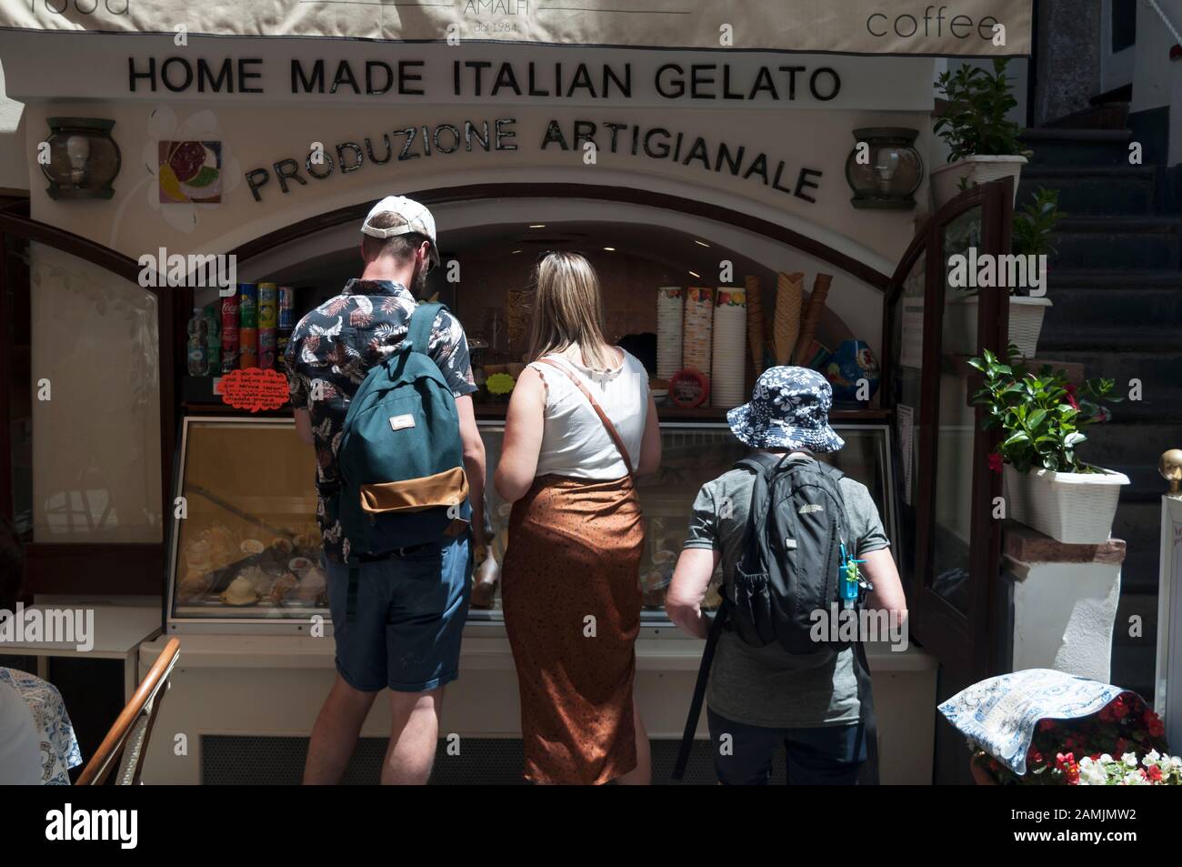 Die Besucher sehen sich die Angebote an einem hausgemachten italienischen Gelato Place in Amalfi, dem zentralen Teil der gleichnamigen Amalfiküste, Italien an Stockfoto