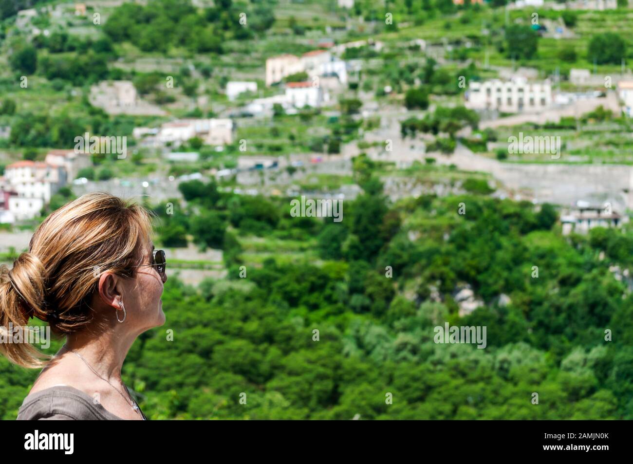 Von einem Aussichtspunkt in Ravello aus blickt ein Einheimischer über Scala an der Amalfiküste, Italien. Stockfoto