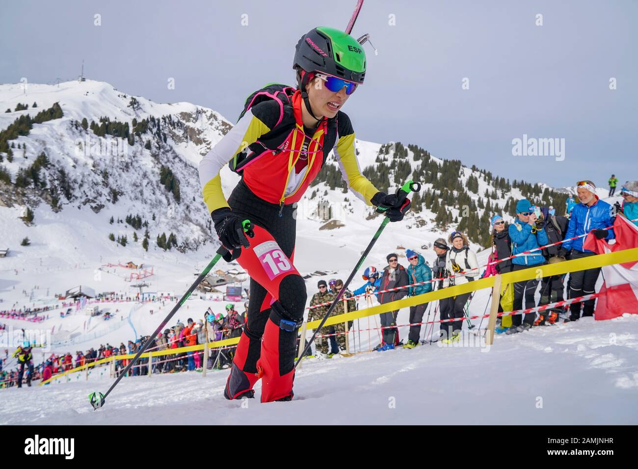 Villars. Januar 2020. Ares Torra Gendrau aus Spanien tritt beim Sprint der Frauen im Skibergsteigen bei den 3. Olympischen Winter-Olympischen Spielen im Villars Winter Park in Villars, Schweiz, am 13. Januar 2020 an. Credit: Chen Yichen/Xinhua/Alamy Live News Stockfoto