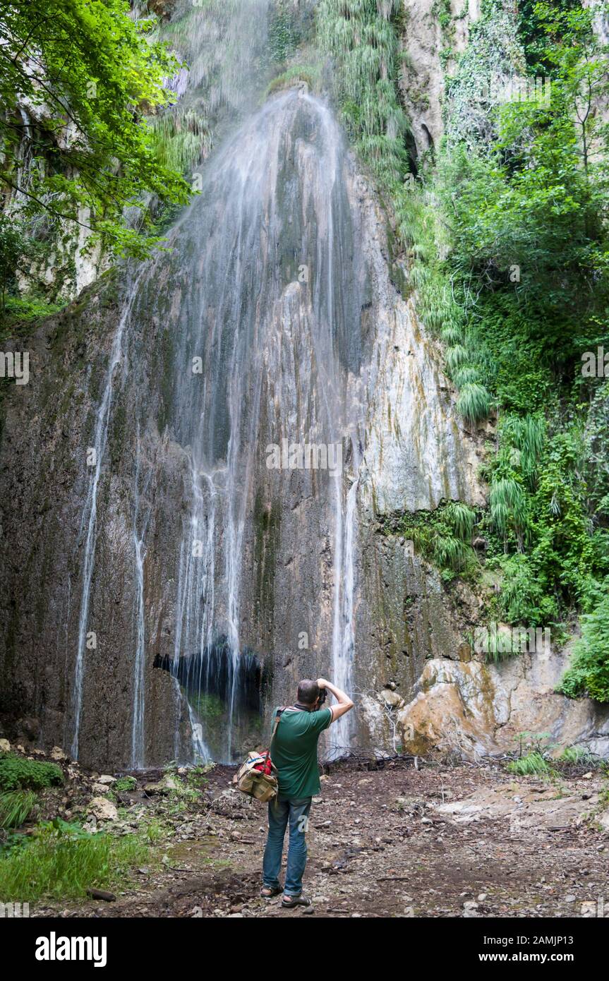 Ein Fotograf, der vor einem schönen Wasserfall im Valle delle Ferriere, der Amalfiküste, Italien, steht. Viele Natur, Wildnis, Schönheit Flecken hier. Stockfoto