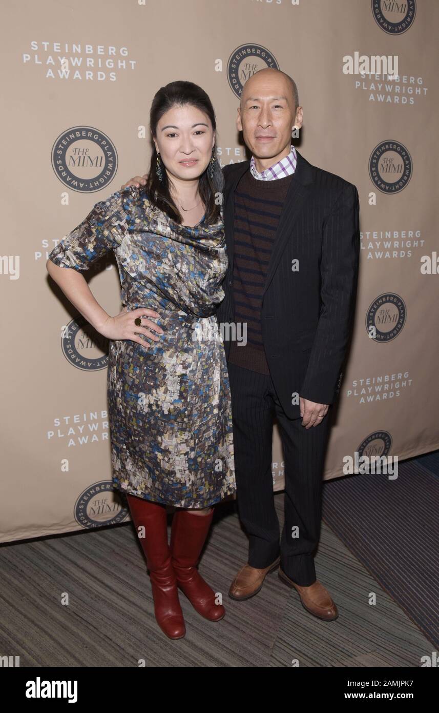 New York, USA. Januar 2020. New YORK, NEW YORK - 13. JANUAR: Jennifer Lim und Francis Jue besuchen 2019 Steinberg Playwhear Awards im Lincoln Center Theatre, Mitzi E. Newhouse Theatre 13. Januar 2020 in New York City. Foto: Jeremy Smith/imageSPACE Credit: Imagespace/Alamy Live News Stockfoto