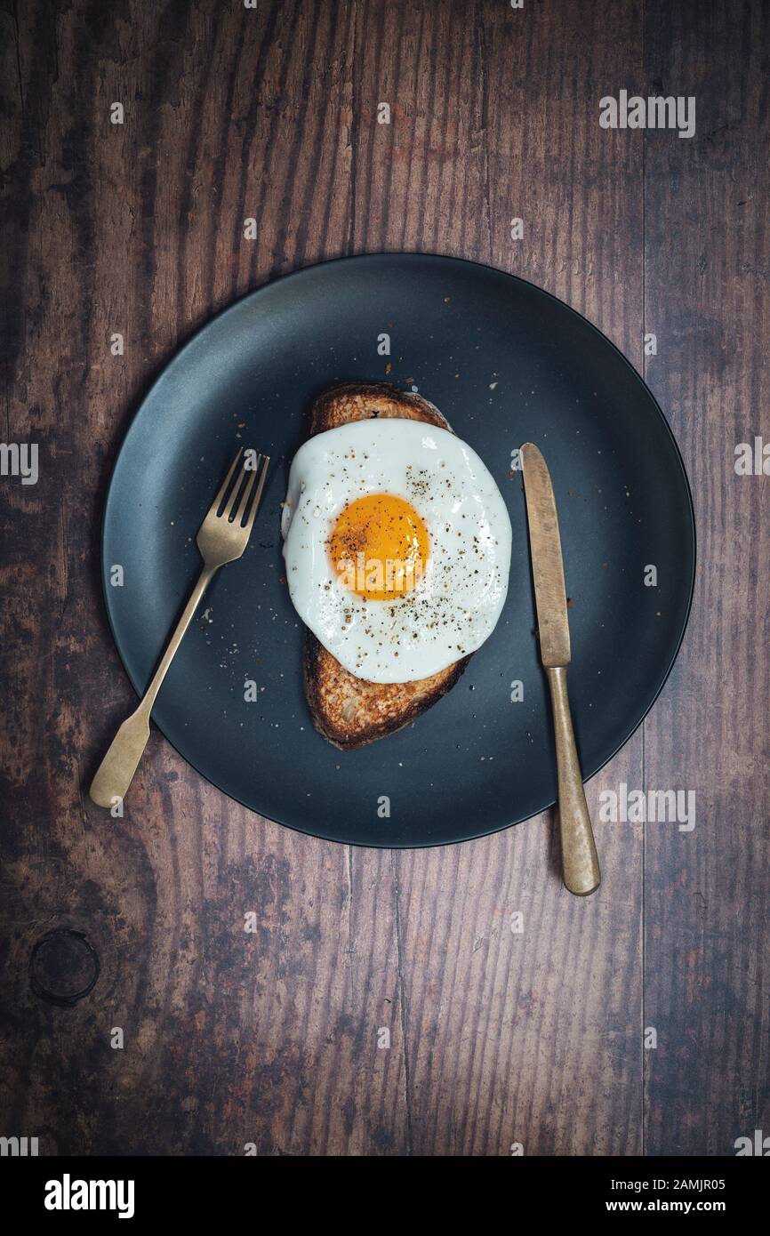 Gebratenes Ei auf Toast. Mit einem Sauerteig Brot Stockfoto