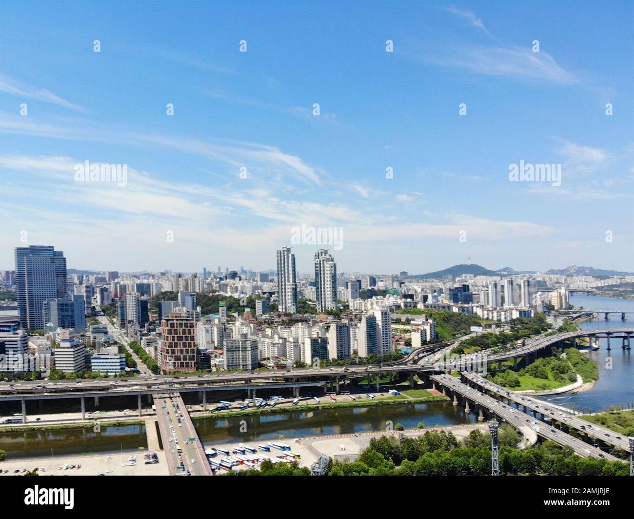 Luftbild Stadtbild von Seoul, Südkorea. Die Skyline der Innenstadt von Seoul mit Fluss und Berg im Hintergrund. Südkorea Stockfoto