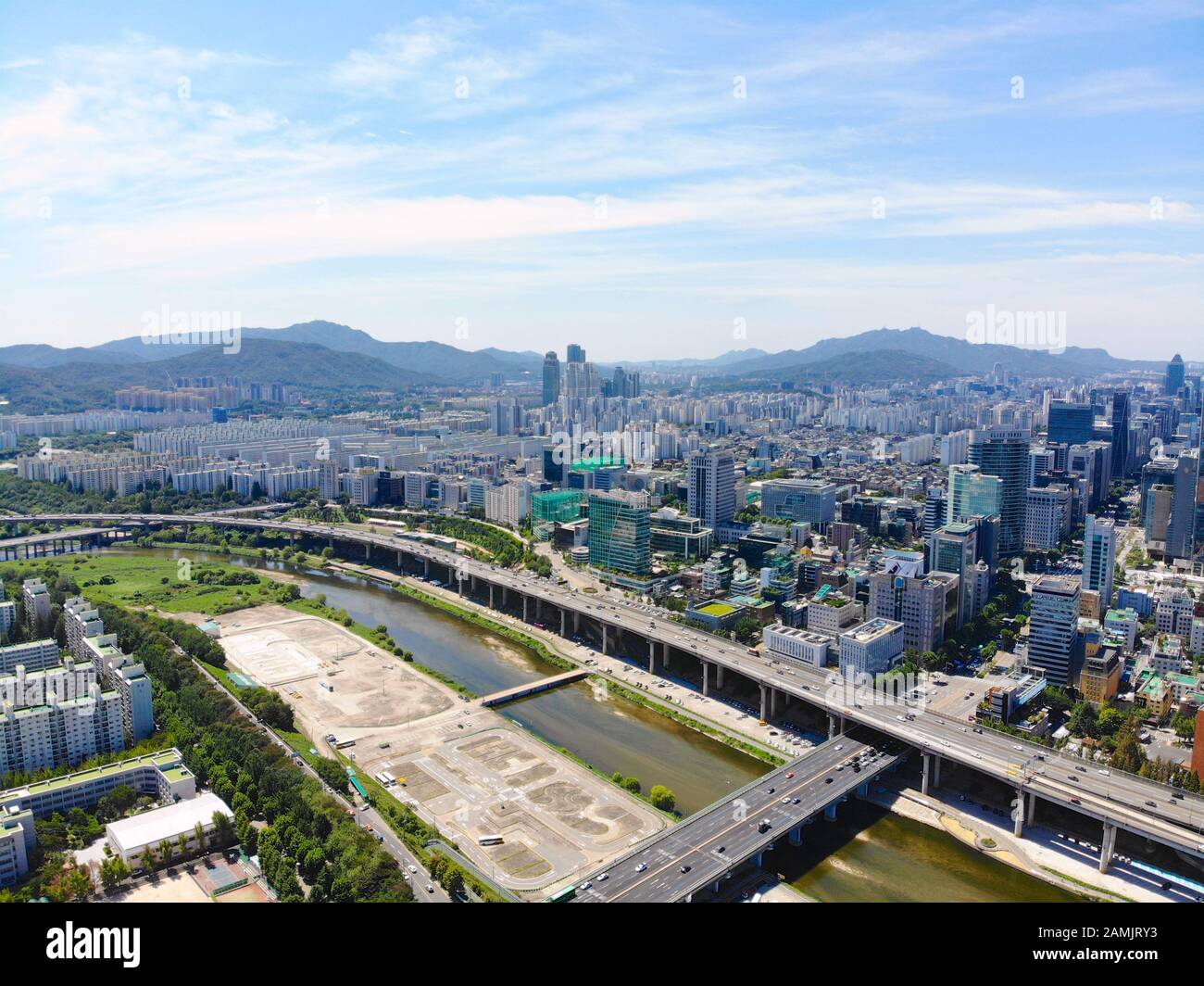 Luftbild Stadtbild von Seoul, Südkorea. Die Skyline der Innenstadt von Seoul mit Fluss und Berg im Hintergrund. Südkorea Stockfoto