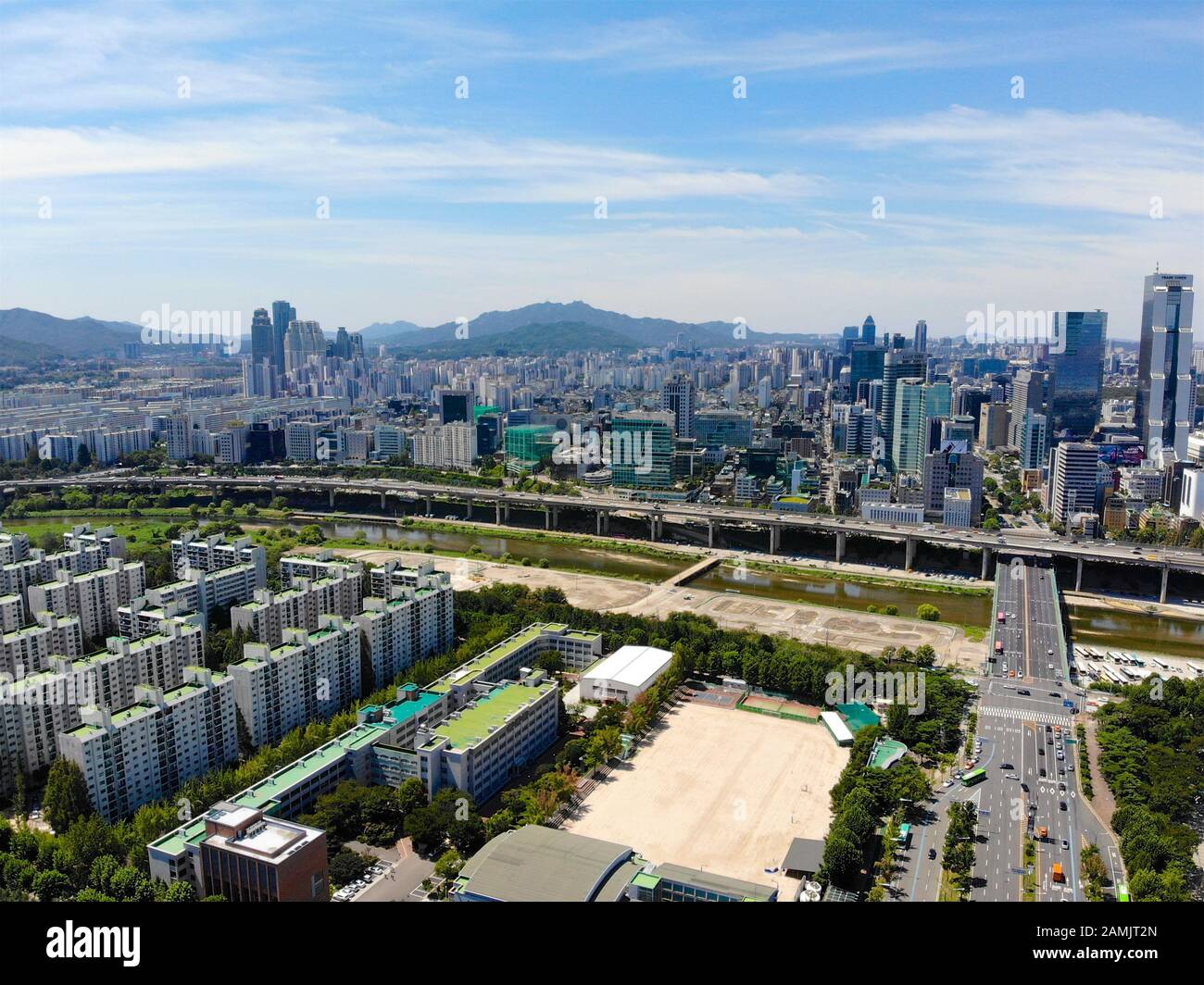 Luftbild Stadtbild von Seoul, Südkorea. Die Skyline der Innenstadt von Seoul mit Fluss und Berg im Hintergrund. Südkorea Stockfoto