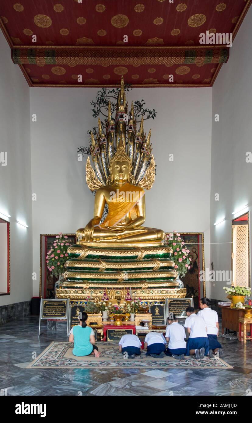 Die Anbetung des Buddha zeigt die Bedeutung der nationalen Religion für Thailand. Die Religion bringt den Alltag von Thais und Touristen zum Leben. Stockfoto