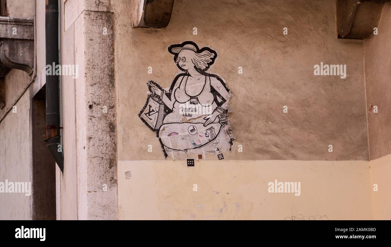 Graffiti gegen den Konsum in Venedig, Italien Stockfoto