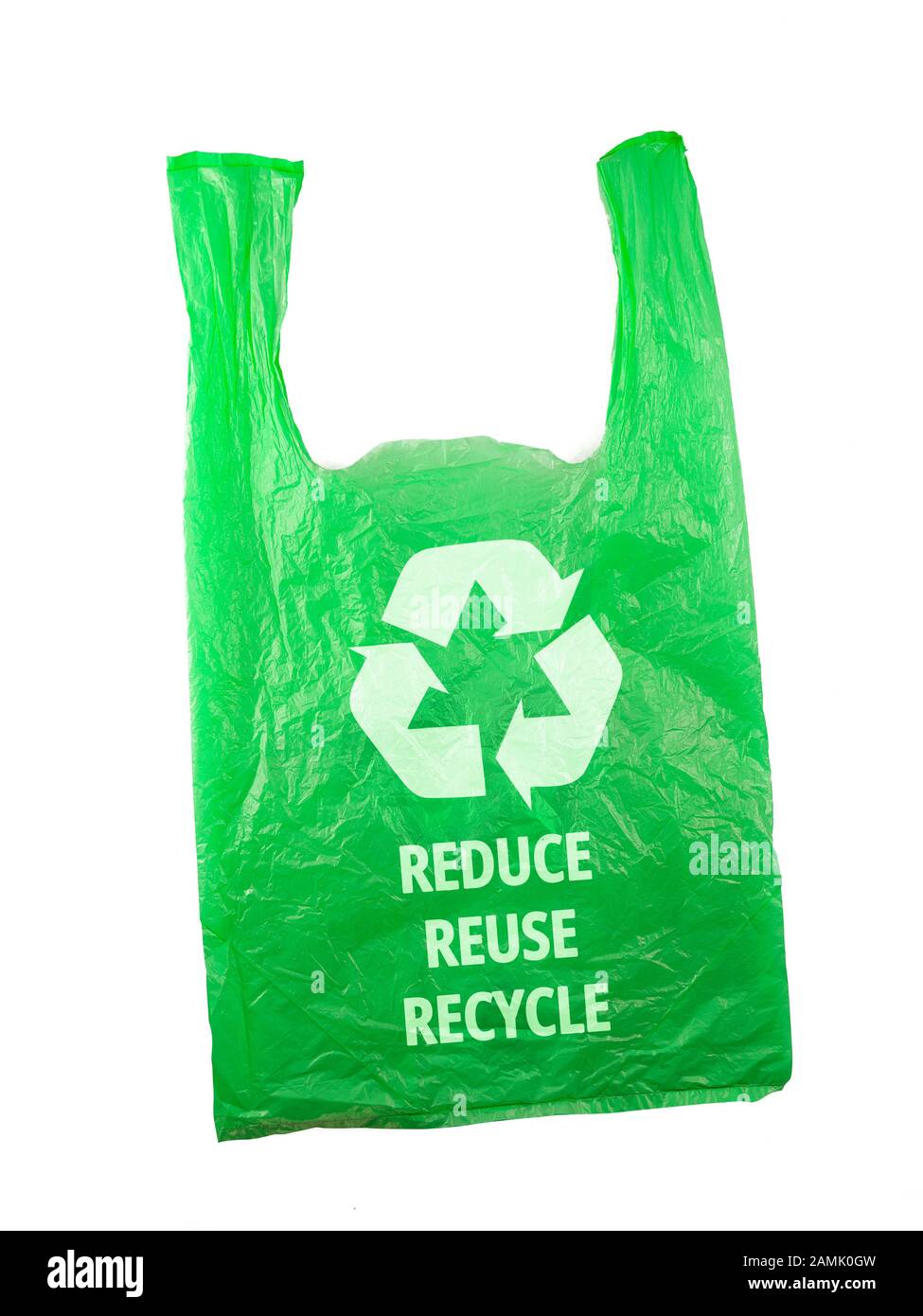 Plastiktüte mit Recycling-Logo und Wörtern REDUZIEREN DIE WIEDERVERWENDUNG RECYCLING auf weißem schwarzen Untergrund, umweltfreundliches Konzept Stockfoto