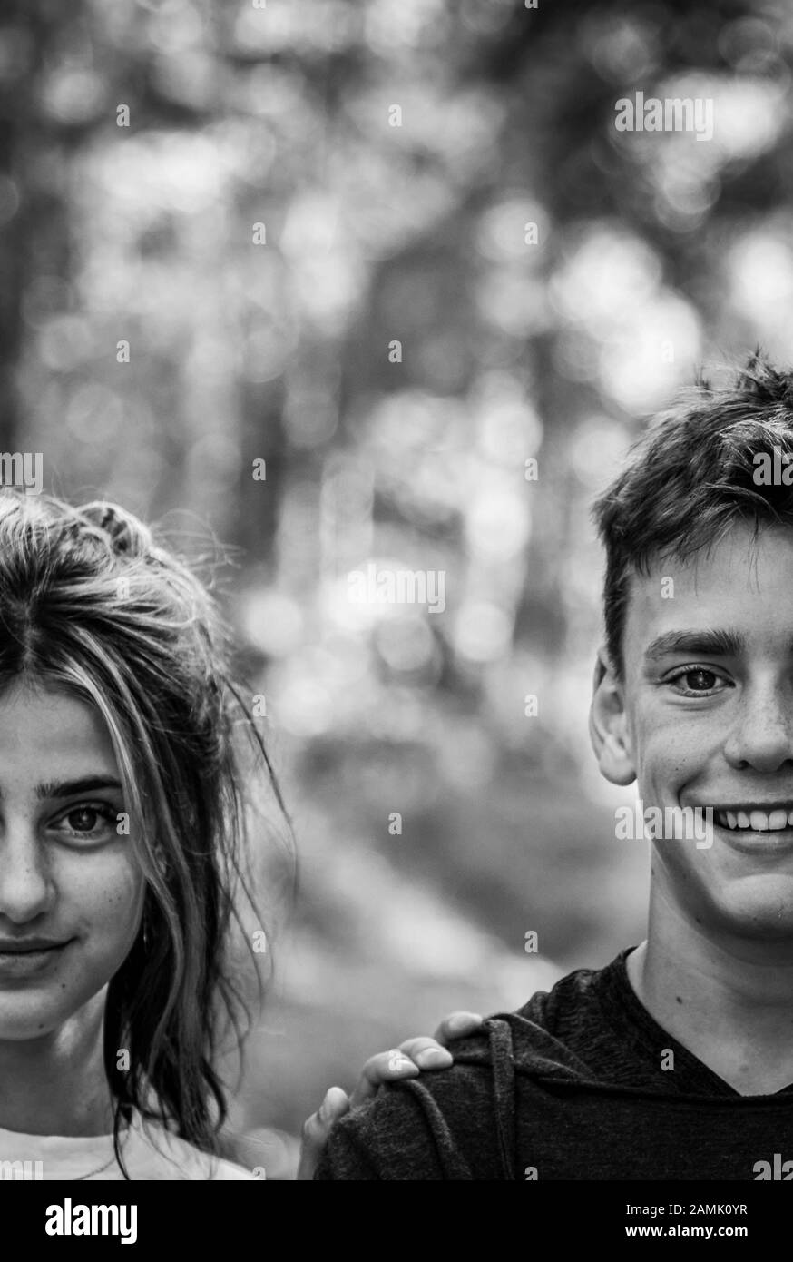 Schwarz-weißes, kreatives Porträt von Teenager-Jungen und Mädchen, Bruder und Schwester. Stockfoto