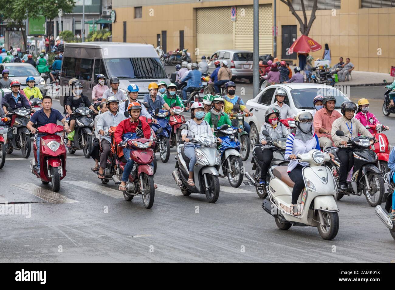 Ho Chi Minh, Vietnam - 23. Januar 2018: Ho Chi Minh Straßenverkehr. Die meisten Motorräder fahren entlang der Straße. Stadt der Motorräder Stockfoto