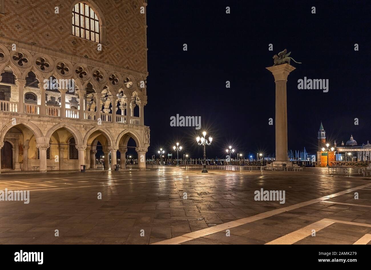 St. Markusplatz in Venedig bei Nacht Stockfoto