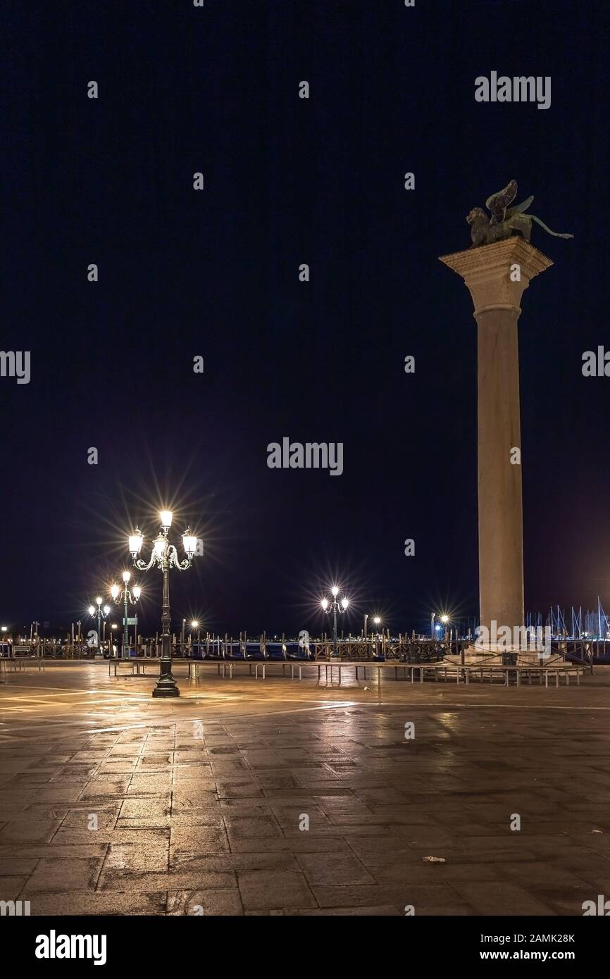 St. Markusplatz in Venedig bei Nacht Stockfoto