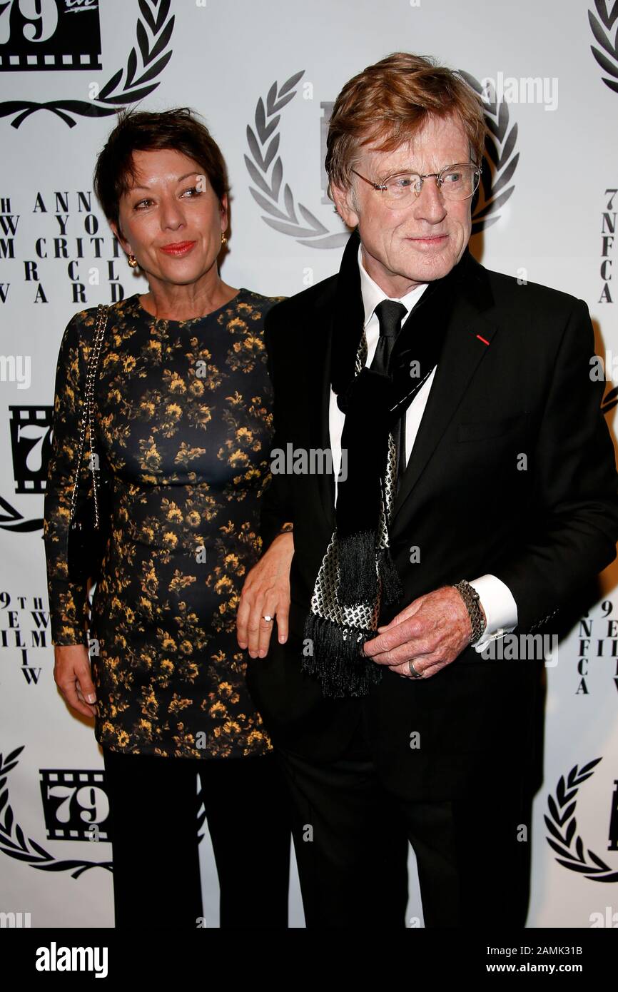 New YORK-JAN 6: Schauspieler Robert Redford (R) und Frau Sibille Szaggars nehmen an den New York Film Critics Circle Awards im Edison Ballroom. Stockfoto