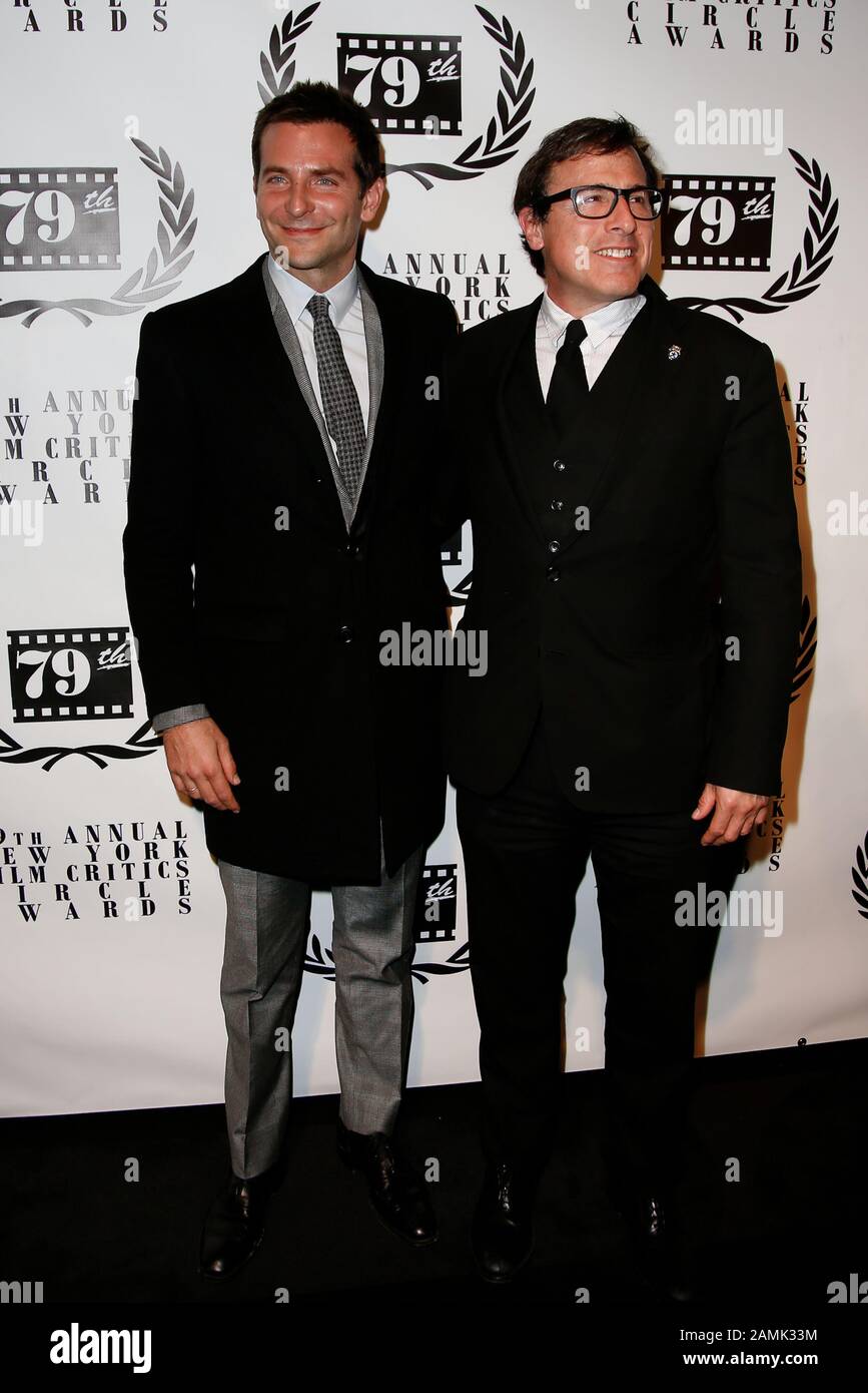 New YORK-JAN 6: Regisseur David O. Russell (R) und Bradley Cooper nehmen an den New York Film Critics Circle Awards im Edison Ballroom. Stockfoto