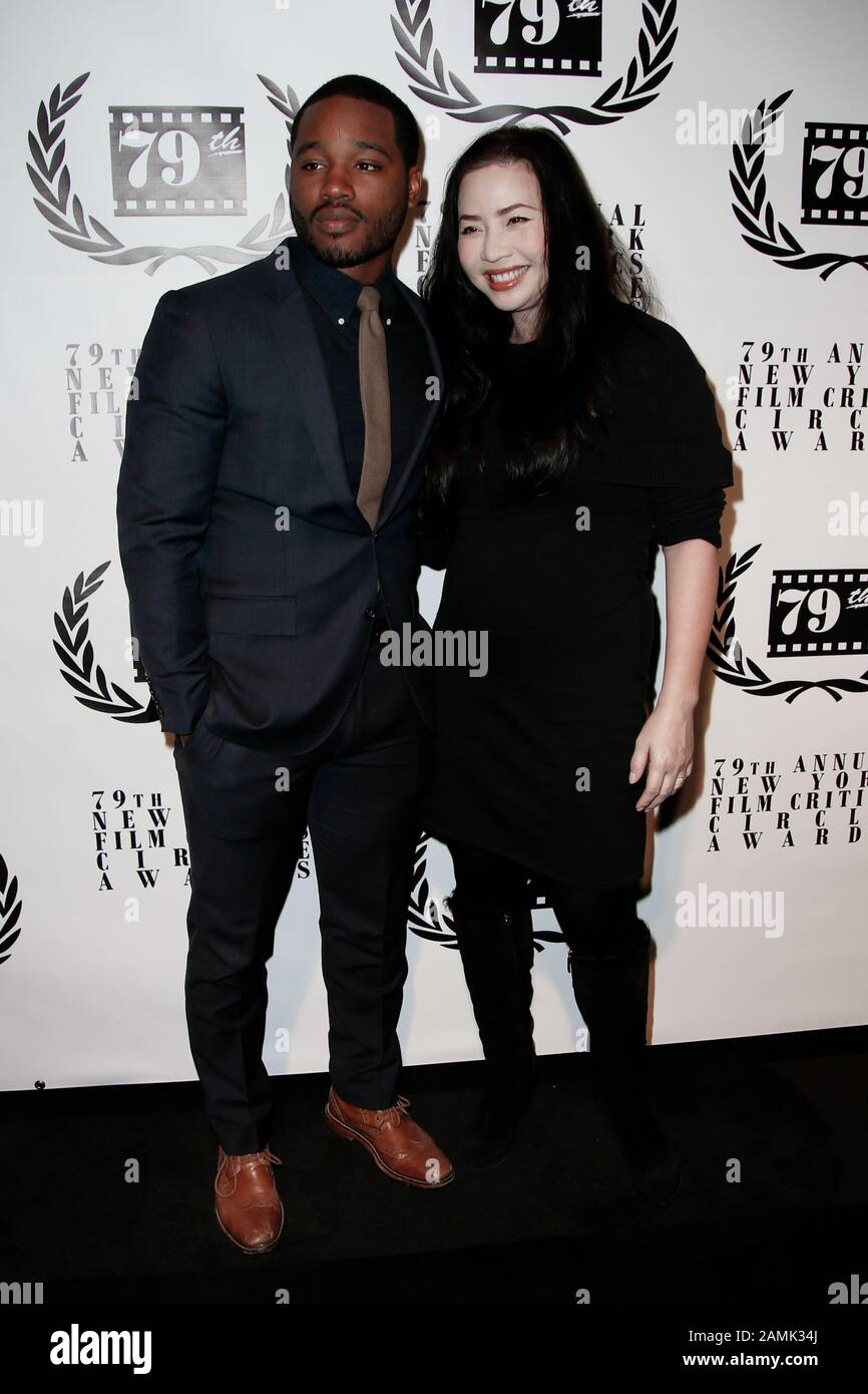 New YORK-JAN 6: Regisseur Ryan Coogler (L) und Nina Yang Bongiovi nehmen an den New York Film Critics Circle Awards im Edison Ballroom. Stockfoto