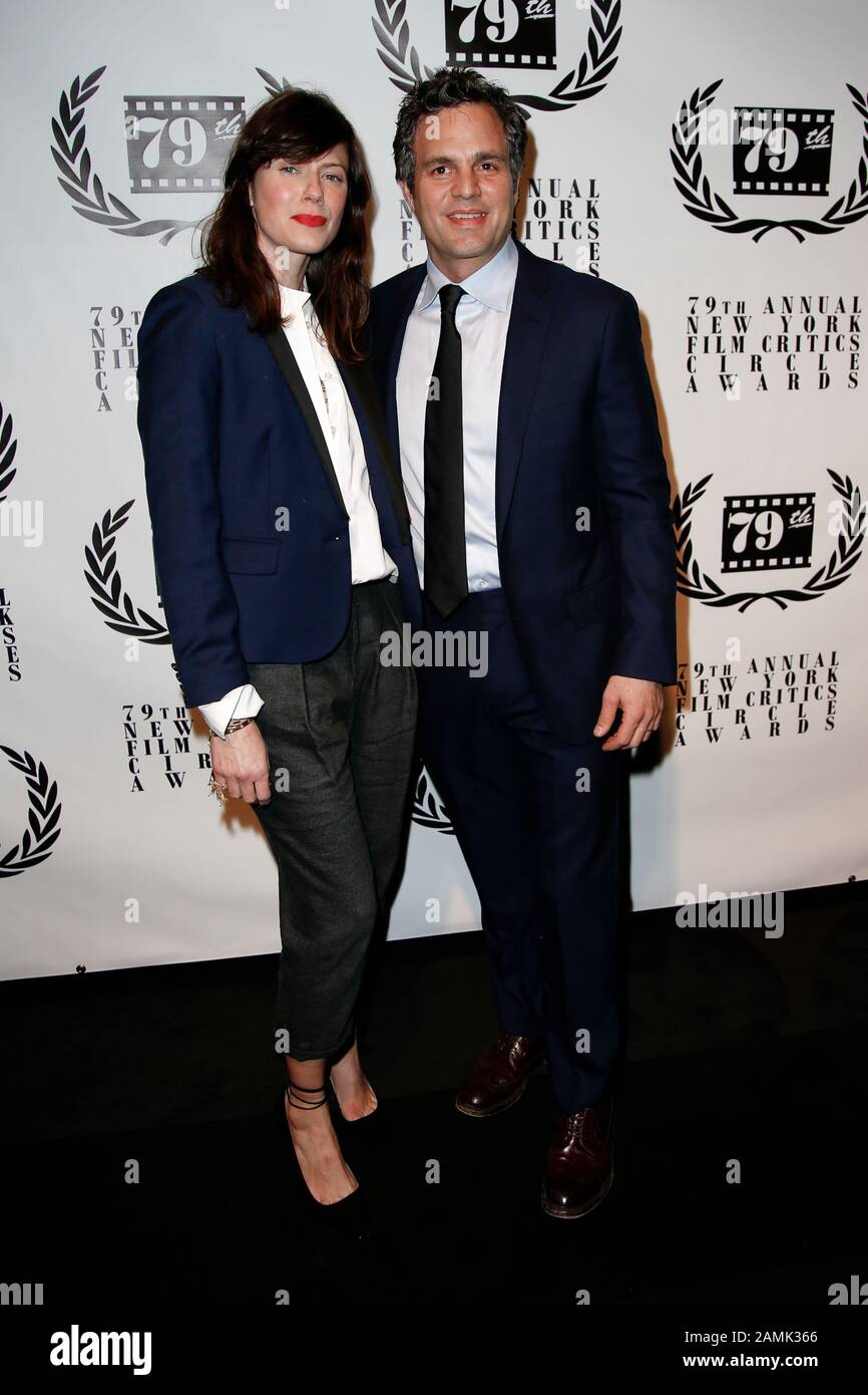 New YORK-JAN 6: Schauspieler Mark Ruffalo und Frau Sunrise Coigney nehmen am 6. Januar 2014 an den New York Film Critics Circle Awards im Edison Ballroom mit. Stockfoto
