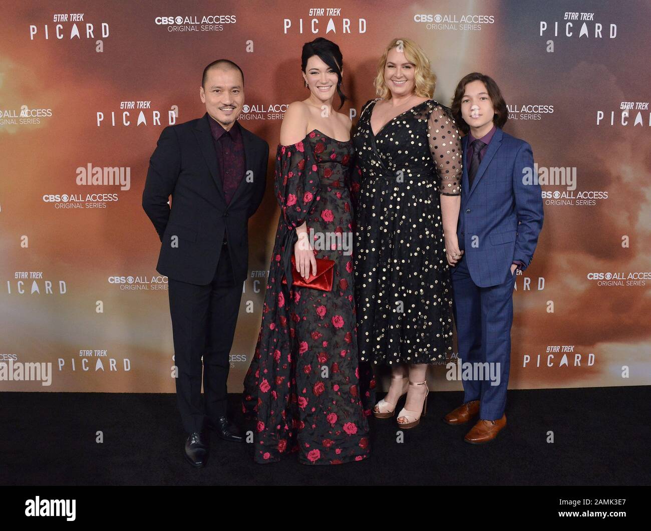 Los Angeles, USA. Januar 2020. (L-R) Jon Jon Briones, Isa Briones, Megan Briones und Teo Briones bei der Star TREK PICARD Premiere von CBS All Access, die am Montag, 13. Januar 2020, im ArcLight Cinerama Dome in Hollywood, CA stattfand. (Foto Von Sthanlee B. Mirador/Sipa USA) Kredit: SIPA USA/Alamy Live News Stockfoto