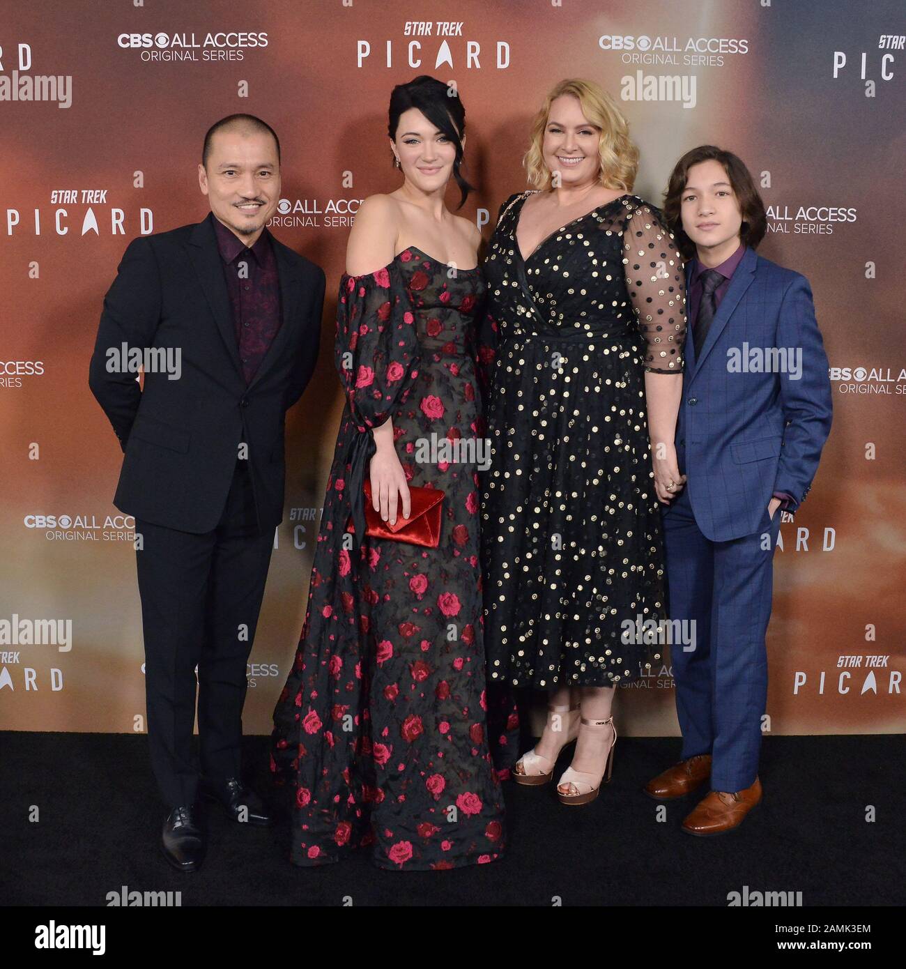 Los Angeles, USA. Januar 2020. (L-R) Jon Jon Briones, Isa Briones, Megan Briones und Teo Briones bei der Star TREK PICARD Premiere von CBS All Access, die am Montag, 13. Januar 2020, im ArcLight Cinerama Dome in Hollywood, CA stattfand. (Foto Von Sthanlee B. Mirador/Sipa USA) Kredit: SIPA USA/Alamy Live News Stockfoto