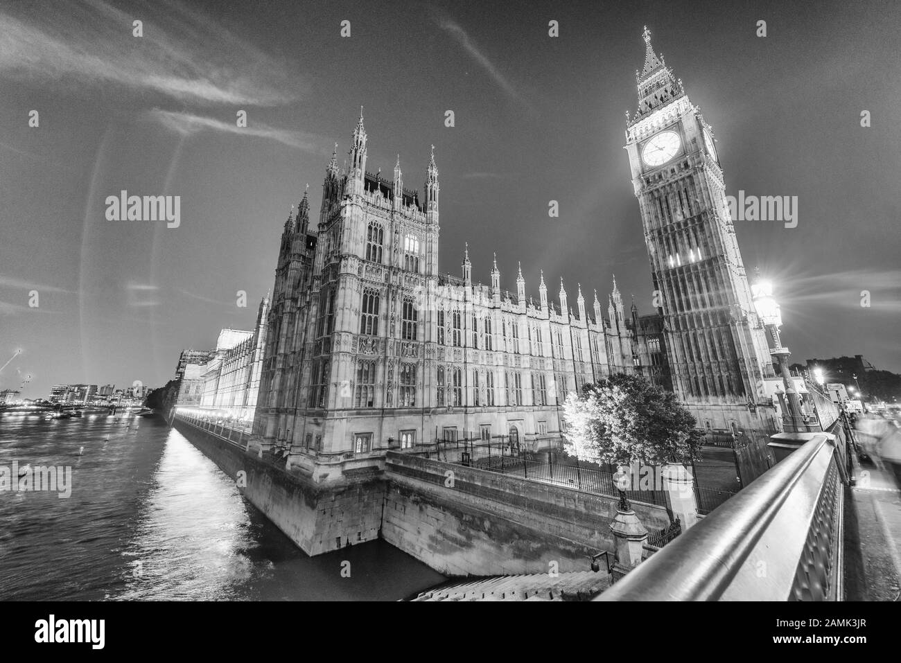 Westminster Palace und Big Ben nachts von der Westminster Bridge - London. Stockfoto