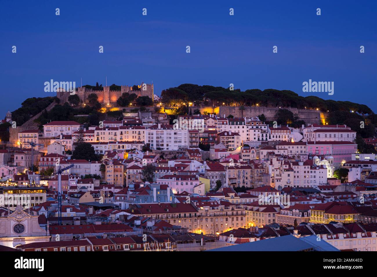 Malerischer Blick auf die Sao Jorge (Saint George Schloss, Castelo de Sao Jorge) und Alfama in der Innenstadt von Lissabon, Portugal, am Abend. Stockfoto