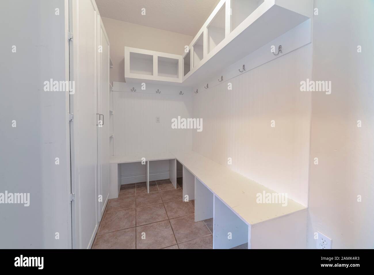 Innenbereich eines schmalen weißen Raums mit leeren Regalen Stockfoto