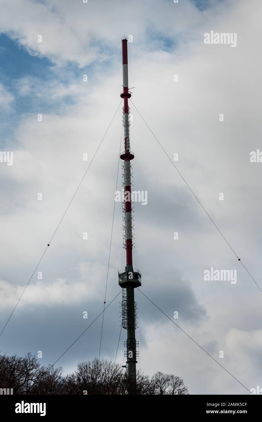 Mast der hohen industriellen Antenne. Stockfoto