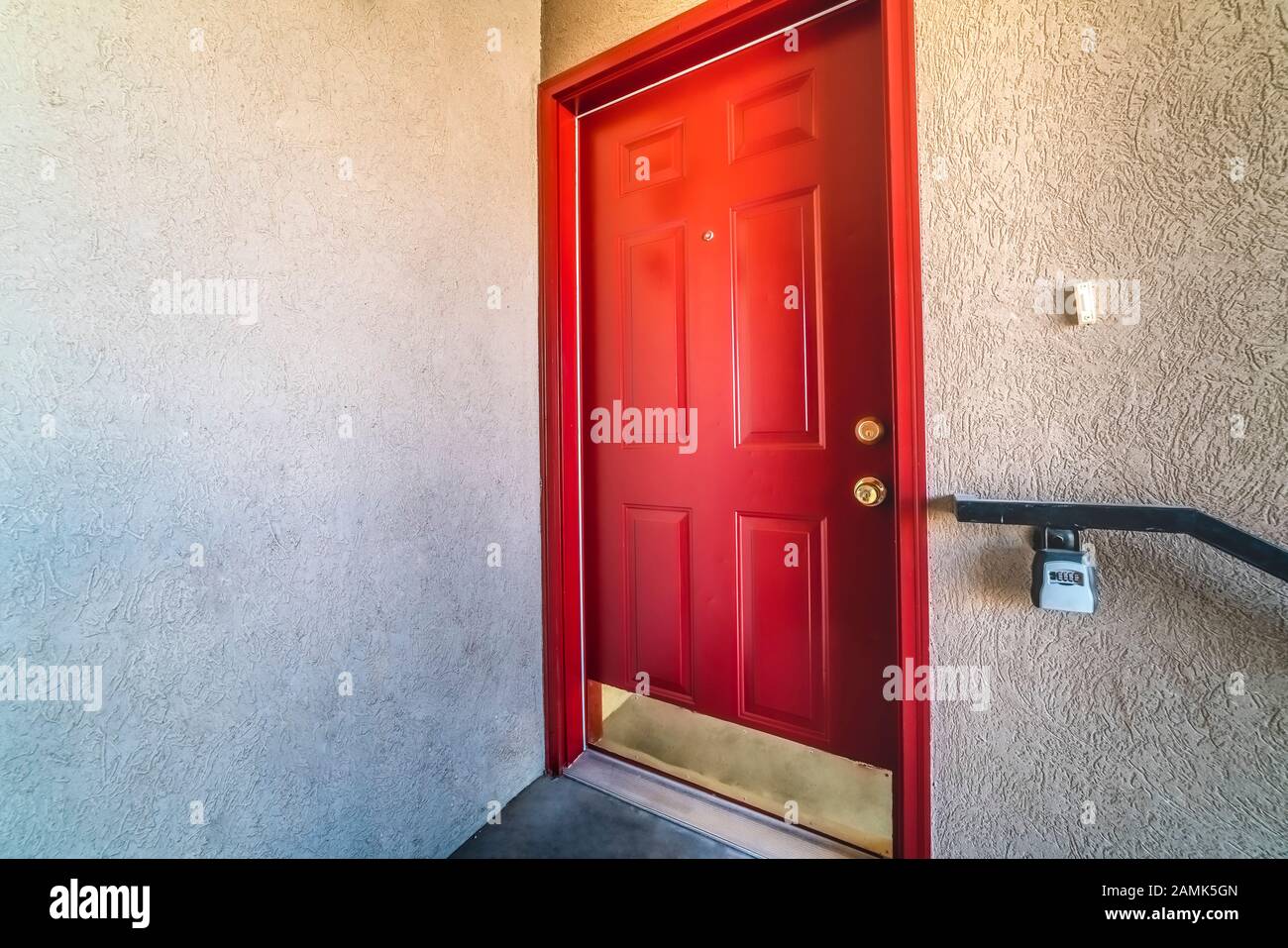Hellrotes Apartment oder Taglicht der Haustür Stockfoto