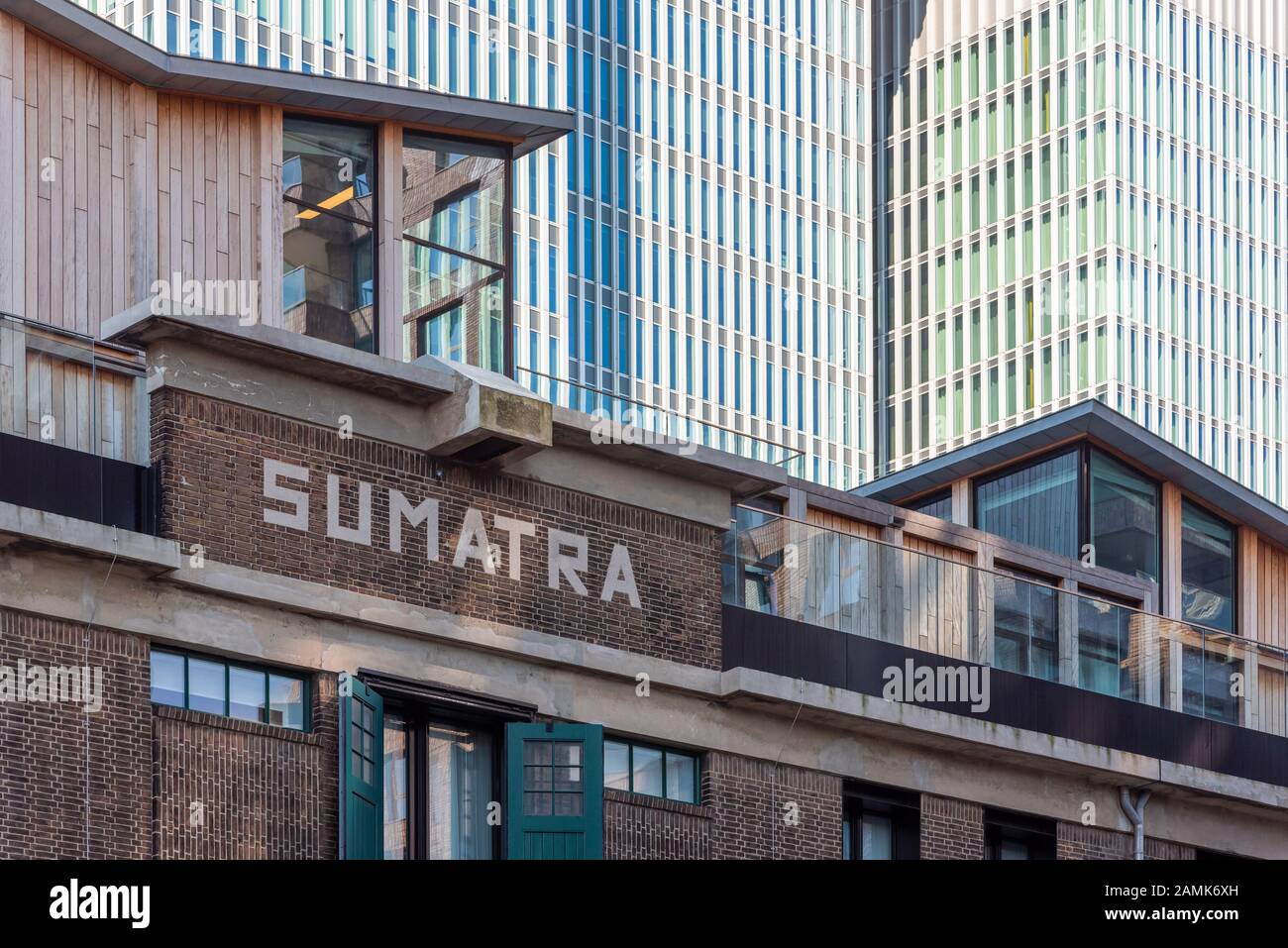 Rotterdam, Niederlande - 18. April 2019: Alte und moderne Gebäude - De Rotterdam - im Stadtteil Wilhelminapier. Stockfoto