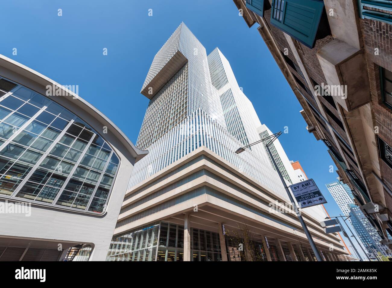 Rotterdam, Niederlande - 18. April 2019: De Rotterdam-Wolkenkratzer mit niedrigem Blickwinkel im Stadtteil Wilhelminapier. Stockfoto