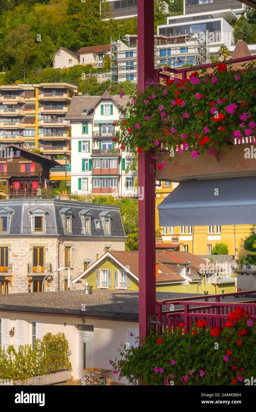 Schweiz, Montreux, Stadtbild Tag Herbstblick auf Häuser auf dem Hügel und  Terrasse mit Blumen Stockfotografie - Alamy