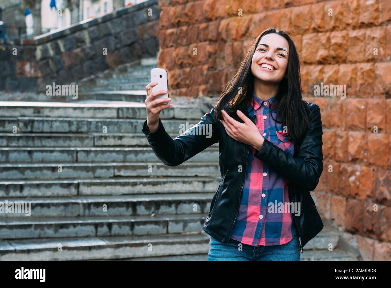 Fröhliche Frau auf der Straße macht selfie Stockfoto