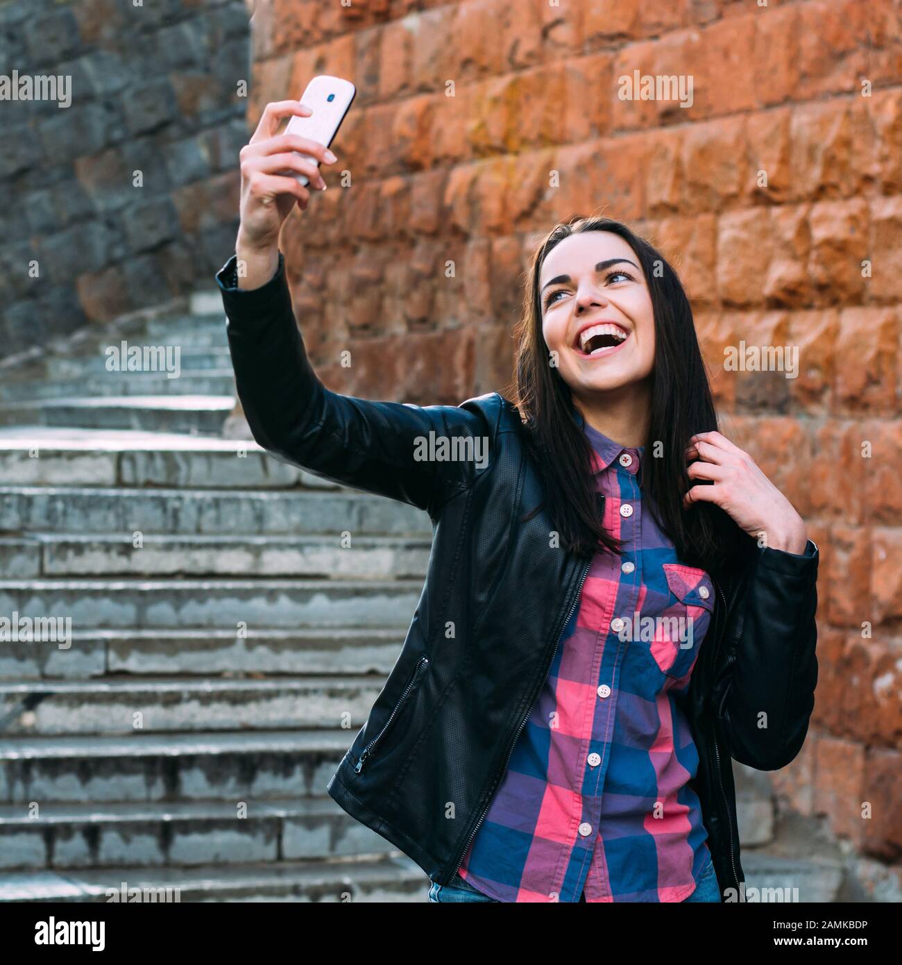 Fröhliche Frau auf der Straße macht selfie Stockfoto
