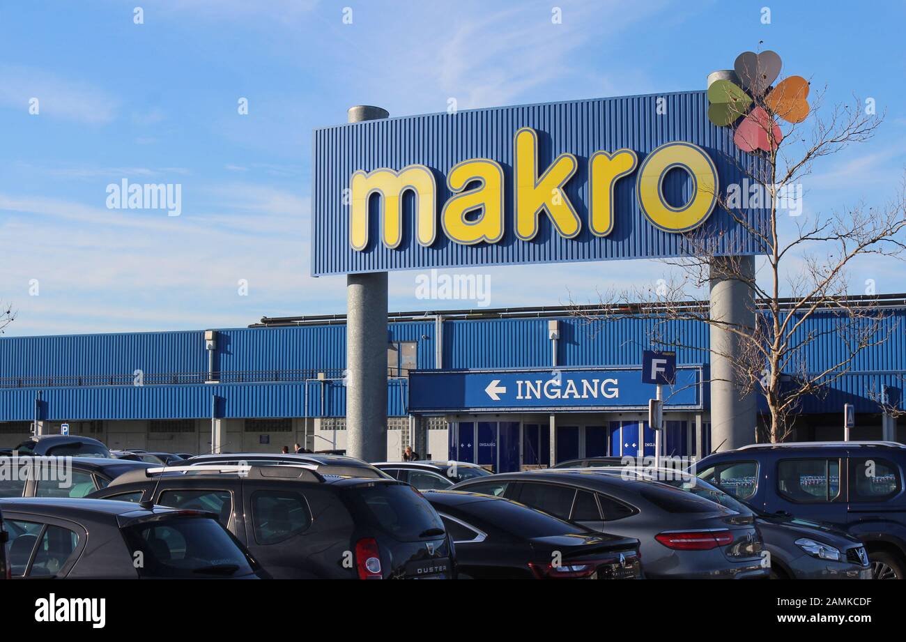 Gent, BELGIEN, 6. JANUAR 2020: Außenansicht eines Makro-Ladens in Eke bei Gent in Belgien. Makro ist auch eine internationale Marke von Lagervereinen Stockfoto