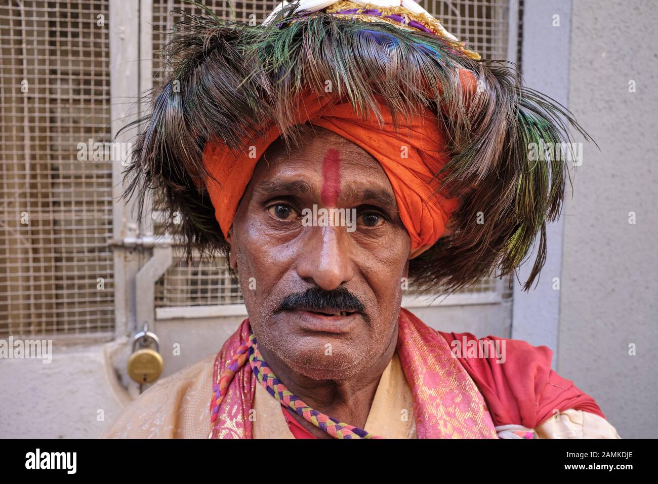 Ein Vasudew, ein Anbeter des hinduistischen Gottes Krishna im indischen Bundesstaat Maharashtra, der Lieder singt, um Krishna zu loben und Almosen sammelt; Mumbai, Indien Stockfoto