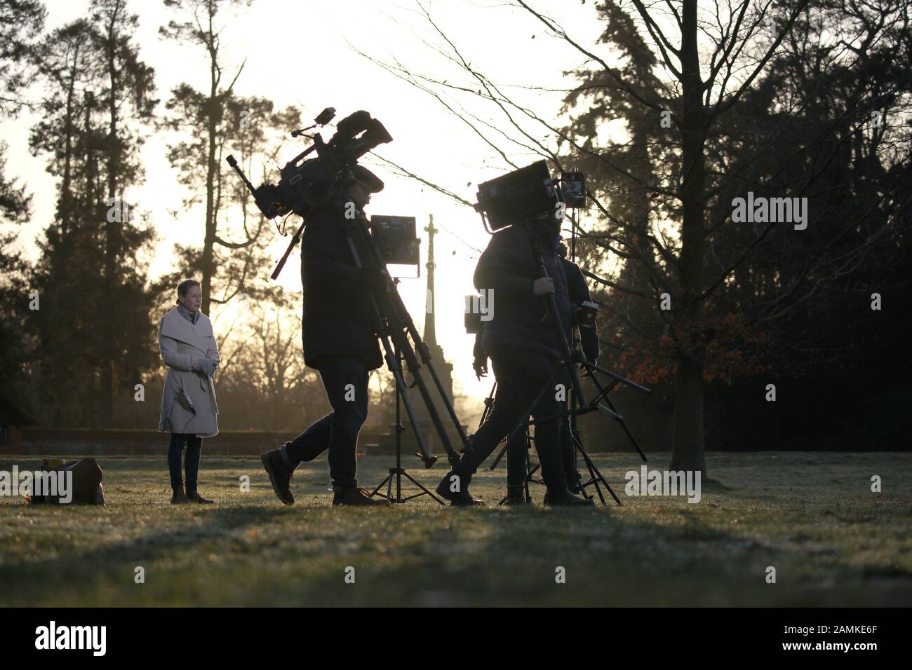 Fernsehreporter außerhalb des Sandringham House, die Gespräche zwischen Königin Elizabeth II., Prinz Charles (Prince of Wales), Prinz William (Herzog von Cambridge), Prinz Harry (Herzog von Sussex) und Meghan Markle (Duchess of Sussex) führen (per Telefonkonferenz aus Kanada), während sie die Entscheidung von Prinz Harry (Herzog von Sussex) diskutieren Und Meghan Markle (Duchess of Sussex) hat beschlossen, sich von der höheren Königsfamilie zurückzulehnen. Sandringham Summit, Norfolk, am 13. Januar 2020. Stockfoto