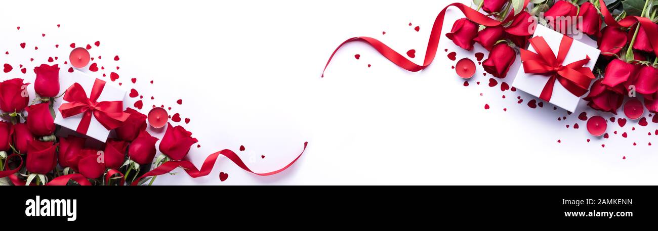 Valentines Tageskonzept. Frische rote Rosen und Geschenkbox auf weißem Hintergrund Stockfoto