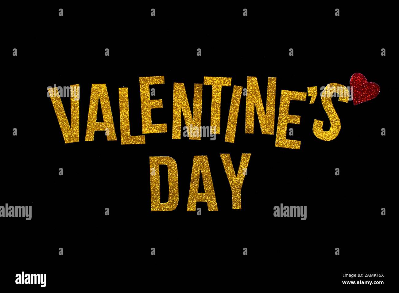 Valentinstag Grußkarte mit goldenem Text und rotem Herz auf schwarzem Hintergrund. Romantik und Liebeskonzept Stockfoto