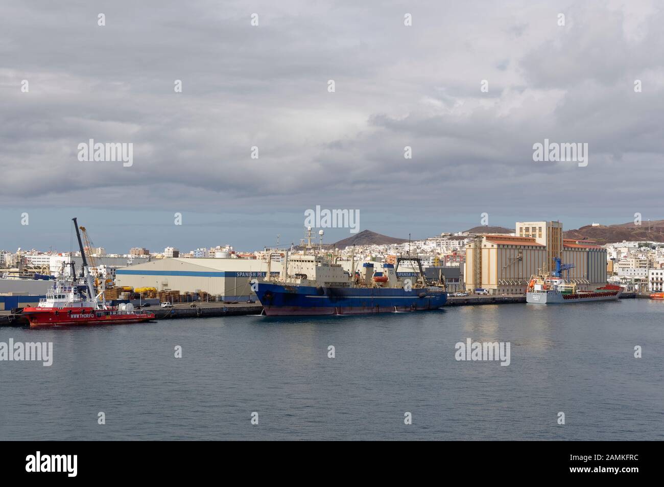 Schlepper und Fischerboote am Fischfang Quay in der Nähe der Stadt am Hafen von Las Palmas auf Gran Canaria, das Be- und Entladen von Waren und Vorräten. Stockfoto