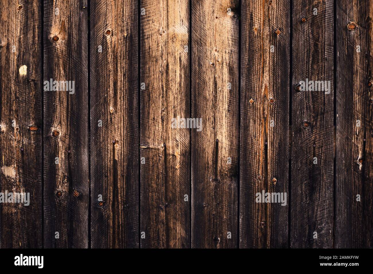 Natürliches Muster aus dunklem Holz, alter schwarzer Bohlenhintergrund. Designbereich. Abstrakte Holzkulisse, Textur. Innenelement. Raue Grunge Boards, dez Stockfoto