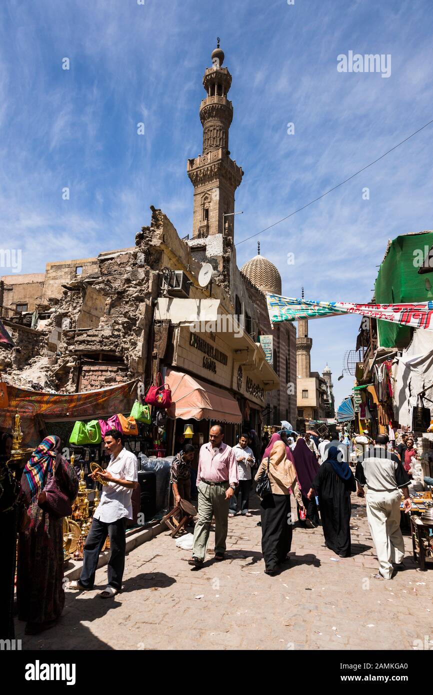 Khan al Khalili Basar und Blick auf die Straße von Alt-Kairo, islamischem Gebiet, Ägypten, Nordafrika, Afrika Stockfoto