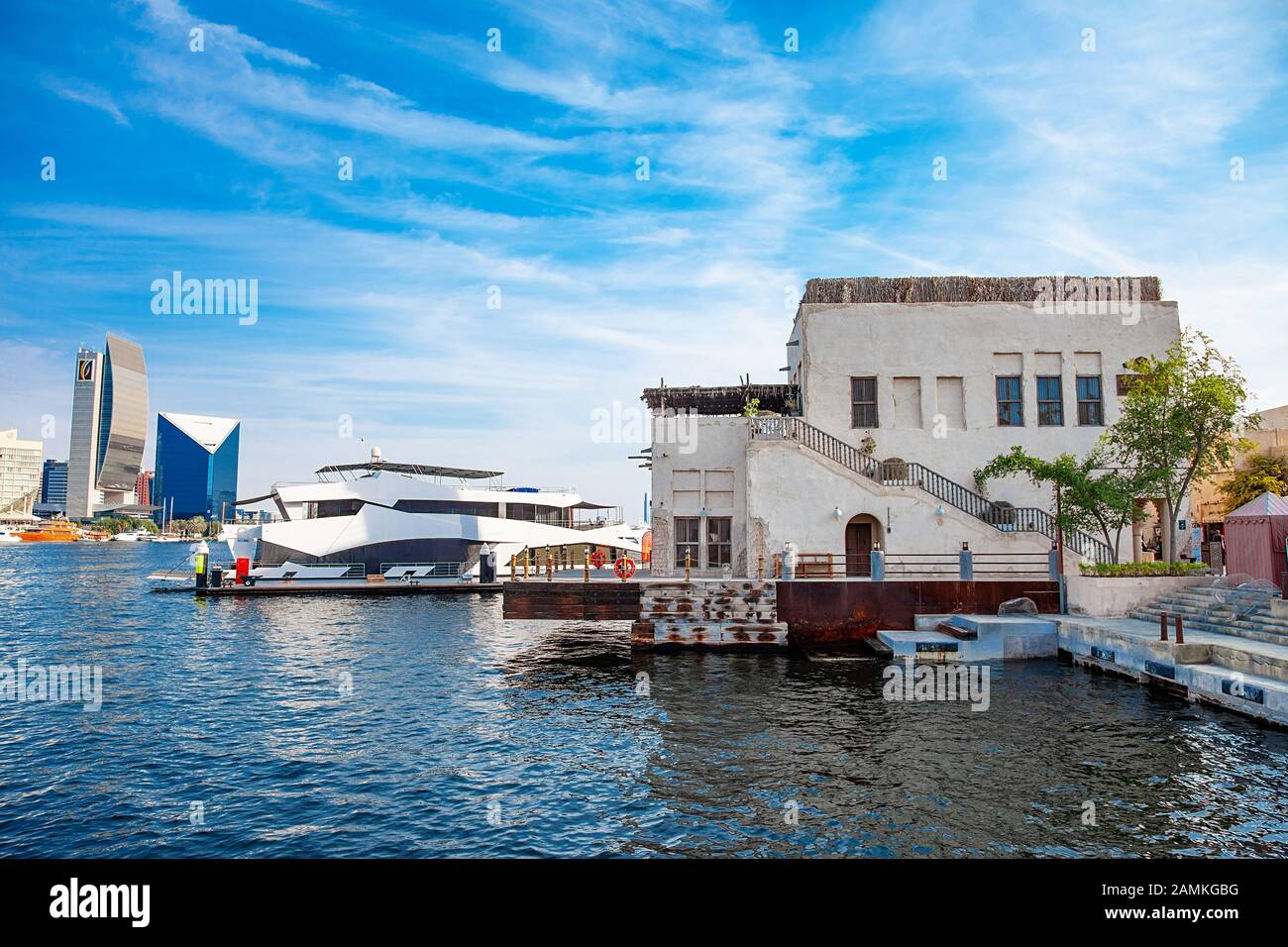 Reiche berühmte Scraper und Yachten auf dem Seekanal Stockfoto