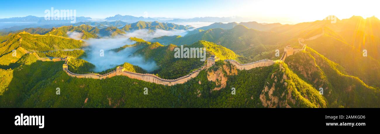 Die Chinesische Mauer bei Sonnenaufgang, Panoramaaussicht Stockfoto