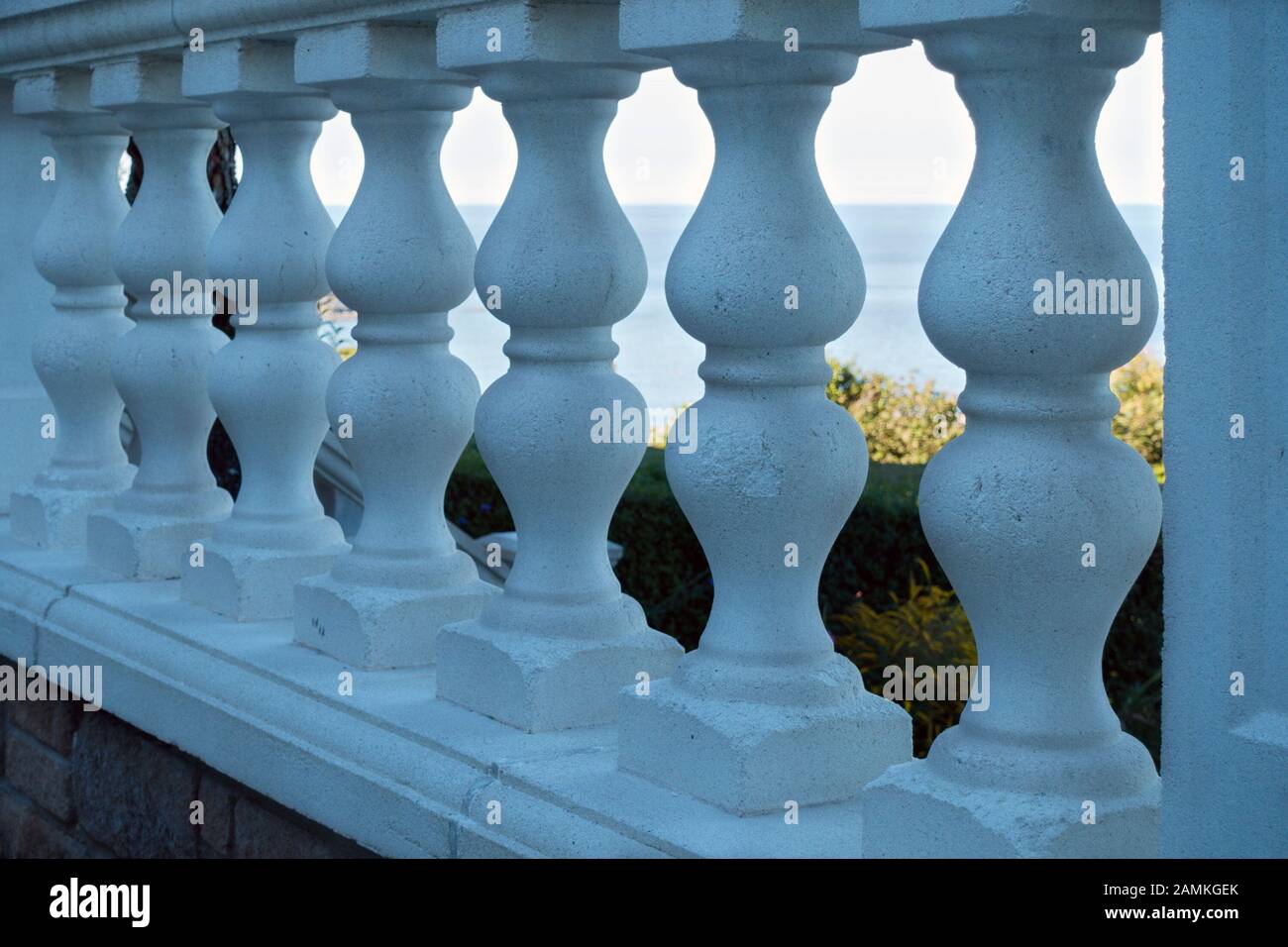 Weißer Stein dekorative Terrasse Garten Geländer, England, Großbritannien Stockfoto