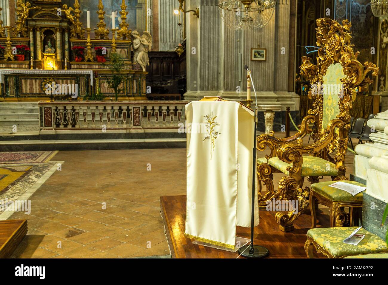 Neapel, ITALIEN - 5. JANUAR 2020: Licht erleuchtet das Rednerpult in der Basilika Santa Maria degli Angeli im Pizzofalcone Stockfoto