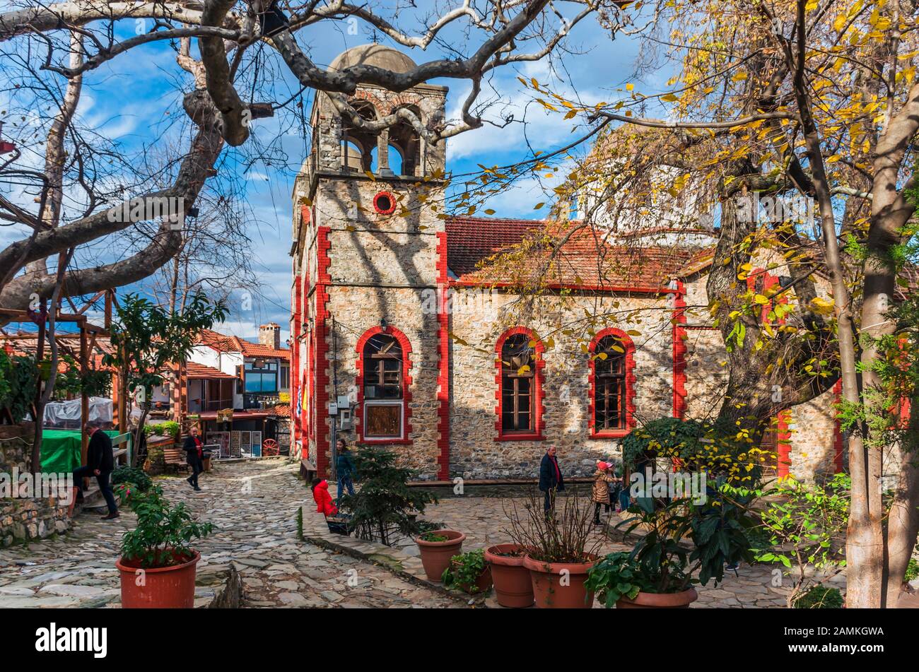 Der malerischen griechischen Dorf am Berg Olymp. Es hat seinen Namen von der Kirche des Hl. Pantaleon, die auf dem Hauptplatz in die Villa steht Stockfoto