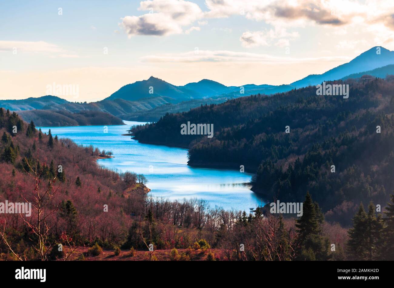Wunderschöne Landschaft auf dem See von Plastiras in Zentral Griechenland. Stockfoto