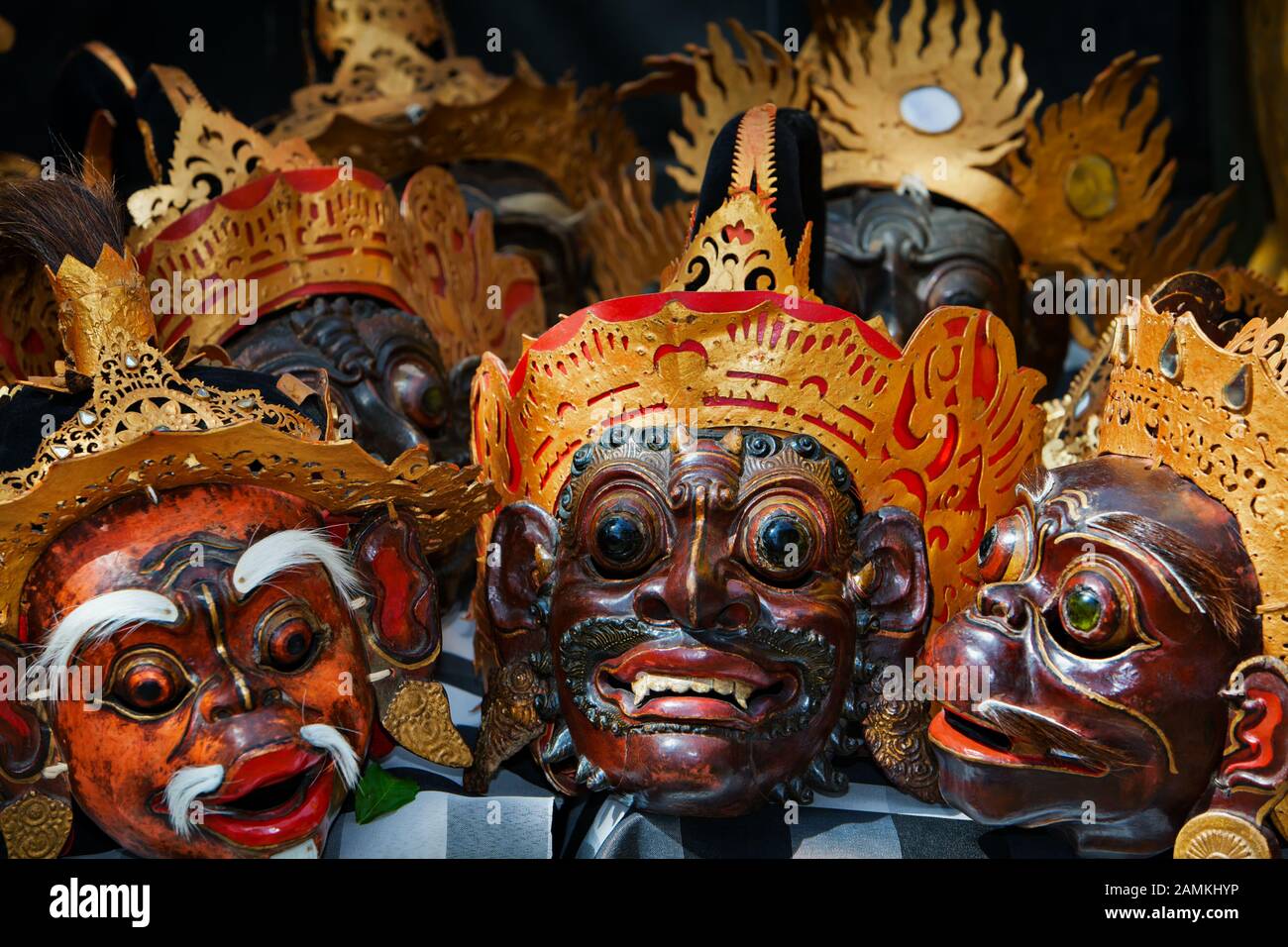 Alte traditionelle balinesische Kostüme und Masken Tari Wayang Topeng - Charaktere der Inselkultur von Bali. Ritueller Tanz im Tempel bei der Zeremonie im Urlaub Stockfoto